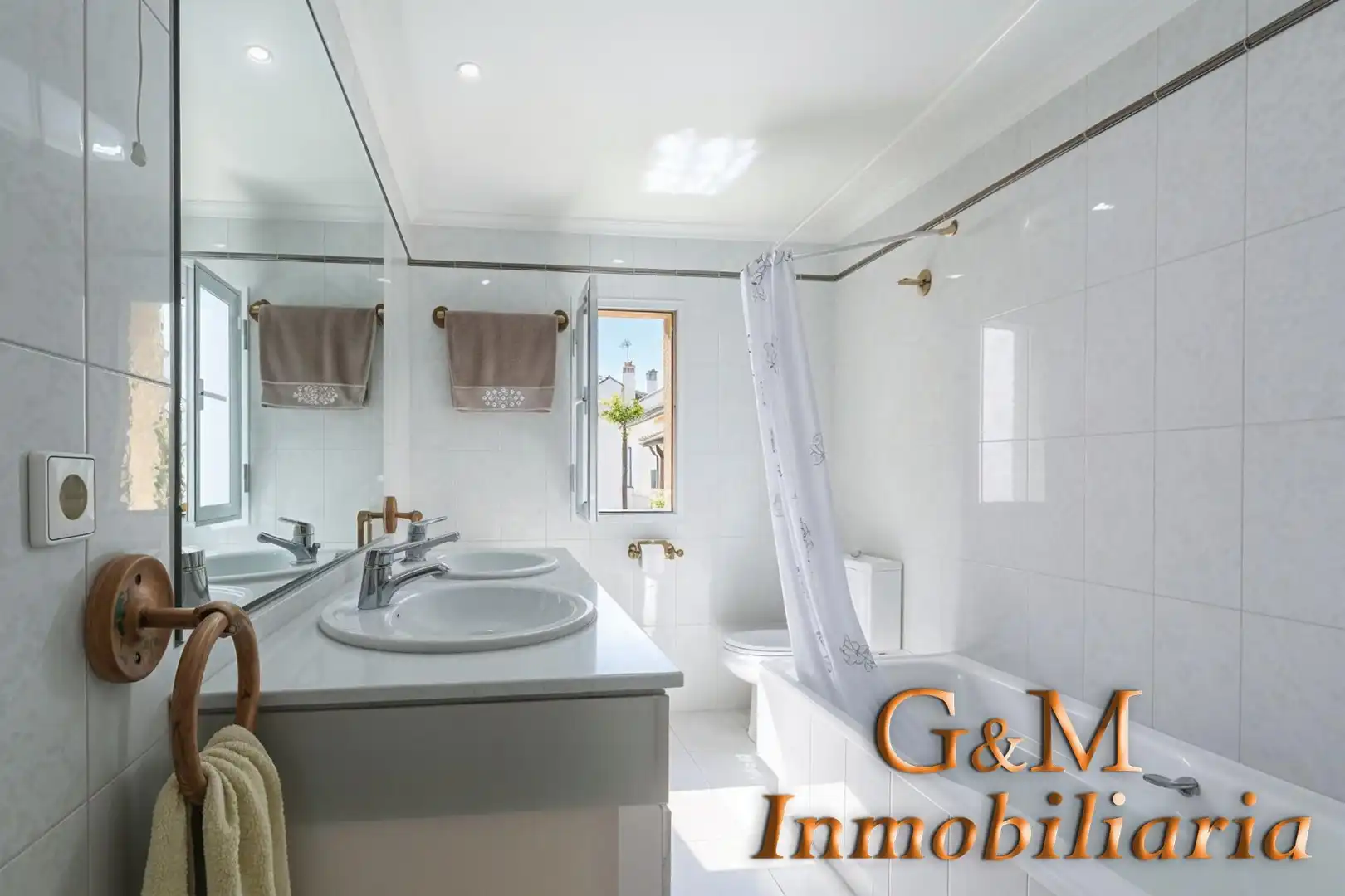 Badezimmer von Einfamilien-Reihenhaus zum Verkauf in Estepona mit Privatgarten, Terrasse und Balkon
