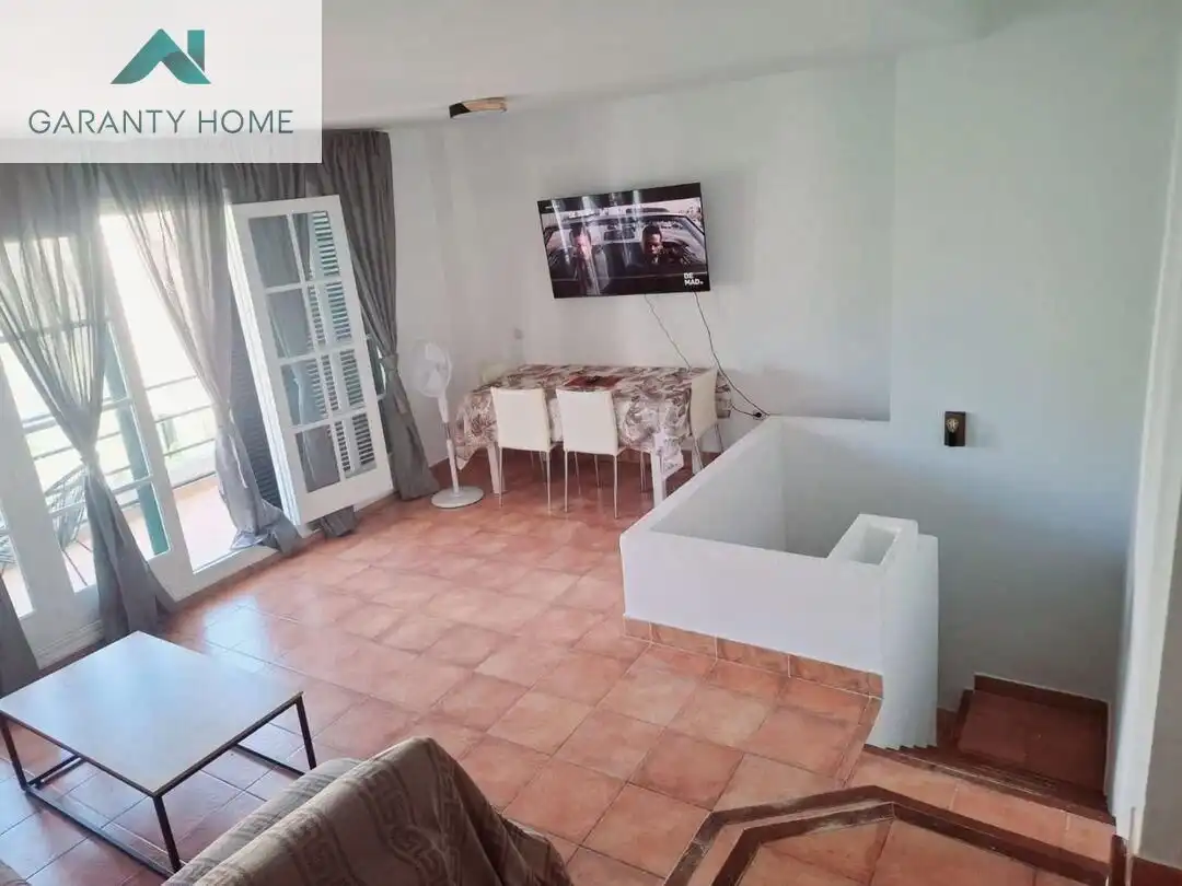 Sala d'estar de Dúplex de lloguer en Torremolinos amb Calefacció, Jardí privat i Terrassa