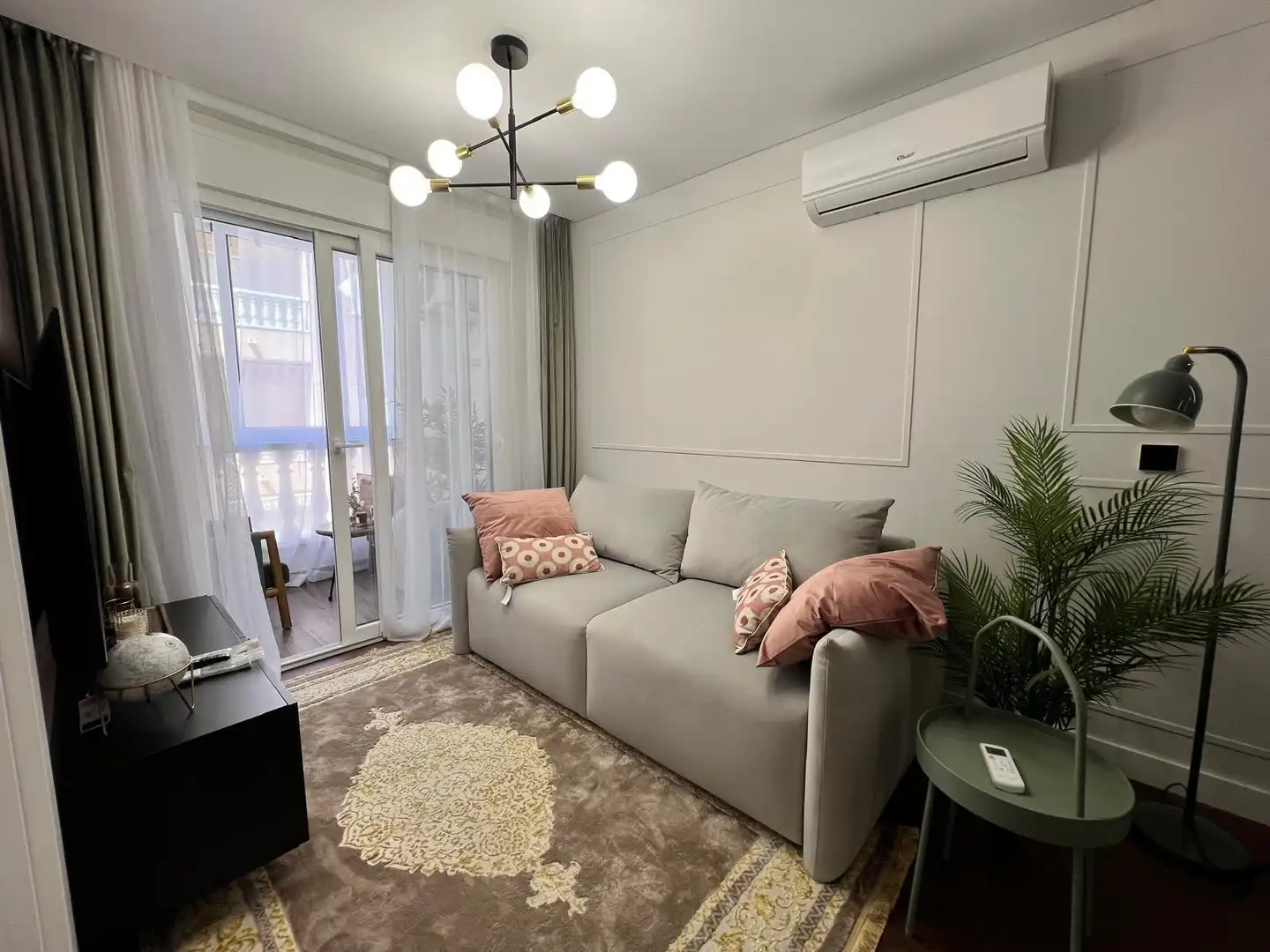 Sala de estar de Apartamento de alquiler en Torrevieja con Aire acondicionado, Calefacción y Terraza