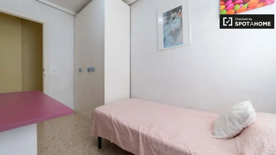 Habitación de Piso de alquiler en Valencia con Aire acondicionado, Calefacción y Amueblado