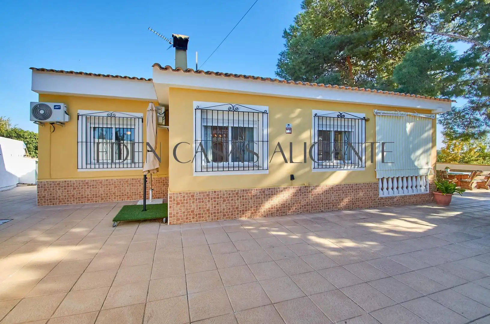 Vista exterior de Casa o xalet en venda en Alicante / Alacant amb Aire condicionat, Jardí privat i Terrassa