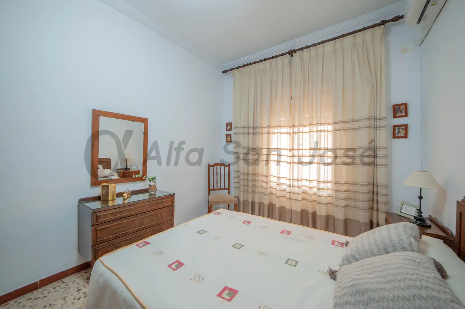 Dormitori de Casa adosada en venda en La Rinconada amb TV