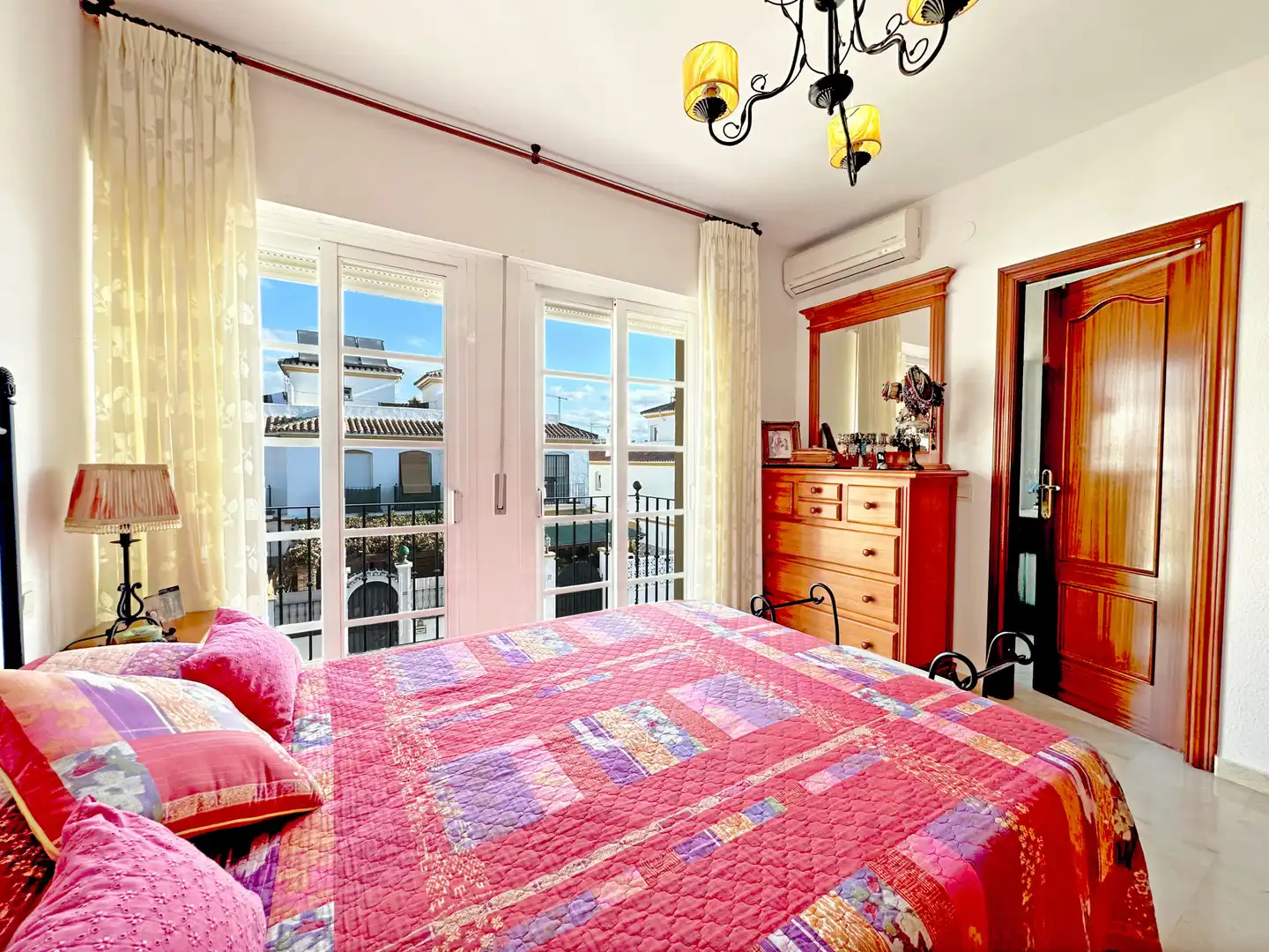 Dormitori de Casa adosada en venda en Estepona amb Aire condicionat, Terrassa i Traster