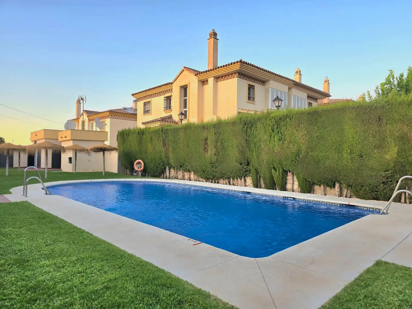 Piscina de Casa adosada en venda en Alhaurín de la Torre amb Aire condicionat, Calefacció i Terrassa