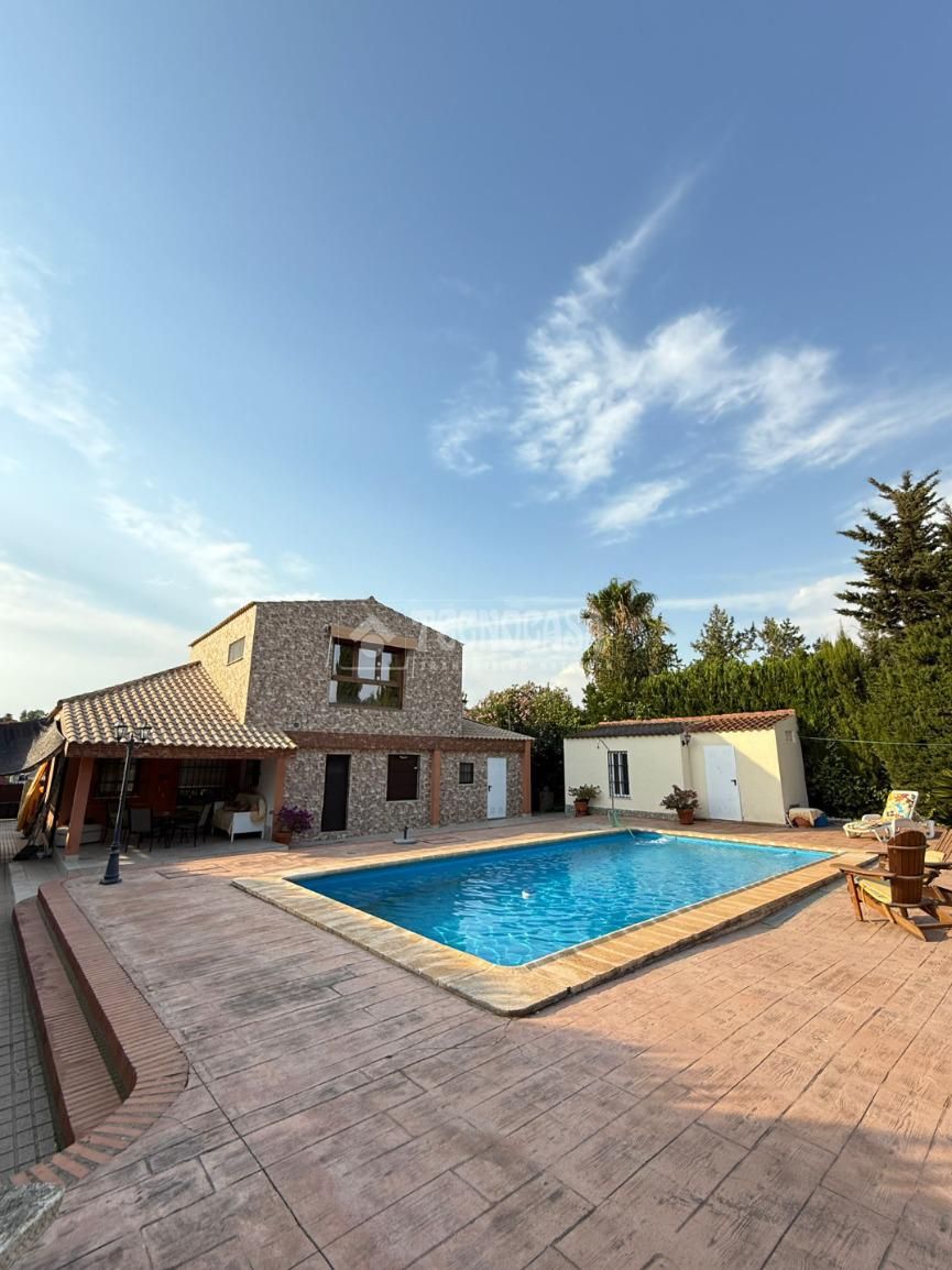 Vista exterior de Casa o xalet en venda en Alcalá de Guadaira amb Aire condicionat, Traster i Piscina
