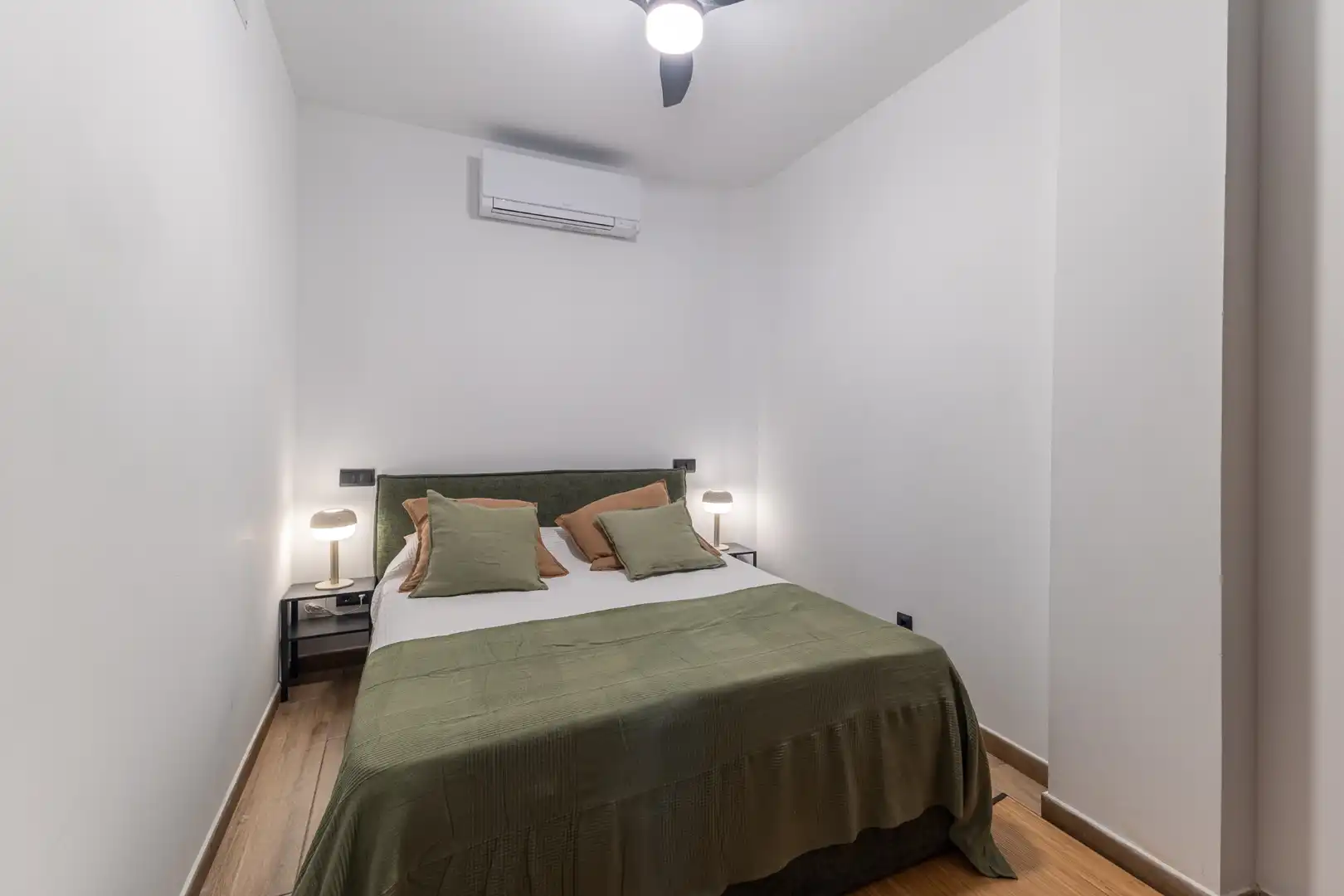 Dormitori de Apartament de lloguer en Madrid amb Aire condicionat, Calefacció i Moblat
