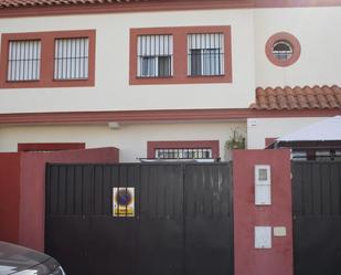 Vista exterior de Casa adosada en venda en Carrión de los Céspedes amb Aire condicionat