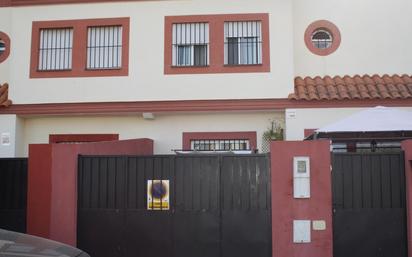 Exterior view of Single-family semi-detached for sale in Carrión de los Céspedes  with Air Conditioner