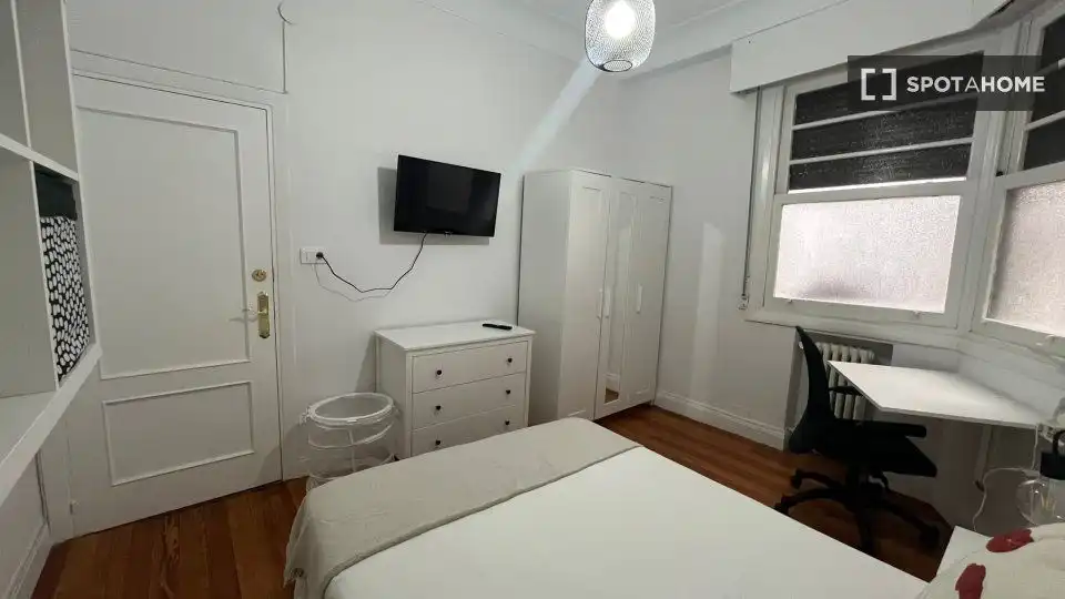 Bedroom of Flat for share in Bilbao   with Air Conditioner and Terrace