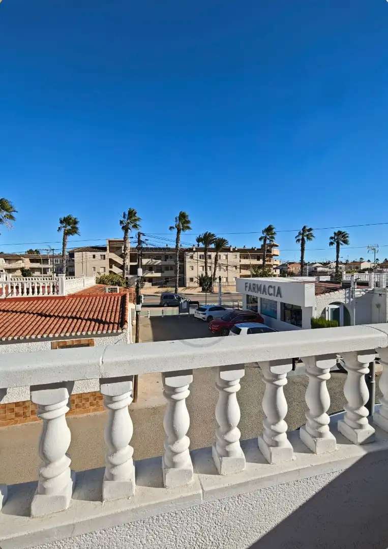 Vista exterior de Casa adosada en venda en Los Alcázares amb Aire condicionat, Terrassa i Moblat