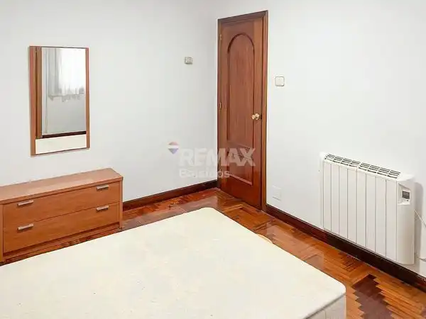 Dormitori de Pis en venda en Vigo  amb Calefacció, Parquet i Terrassa