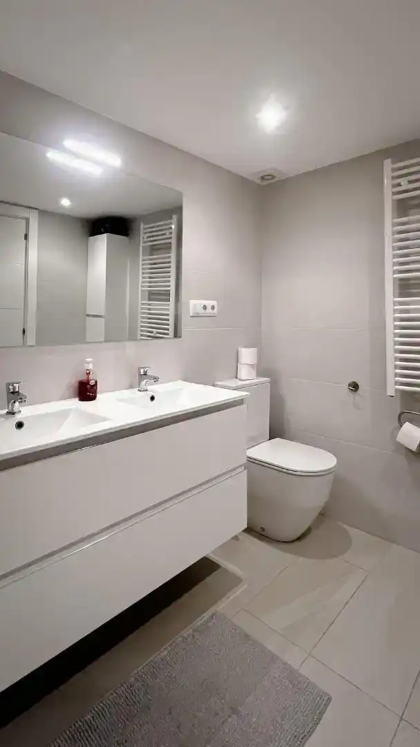 Badezimmer von Wohnung zum Verkauf in Mataró mit Klimaanlage und Balkon