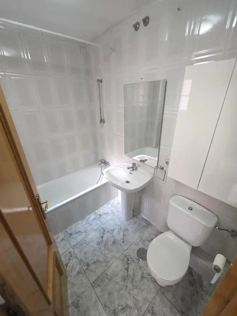 Bathroom of Flat for sale in Valdemoro  with Air Conditioner and Heating