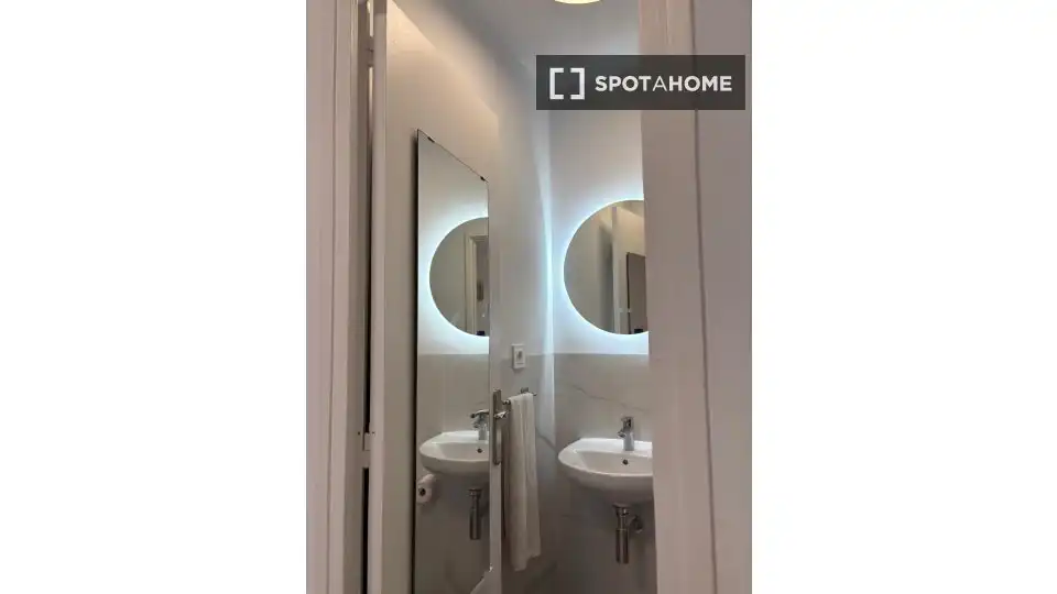 Bathroom of Flat for rent in Barcelona  with Air Conditioner, Heating and Furnished