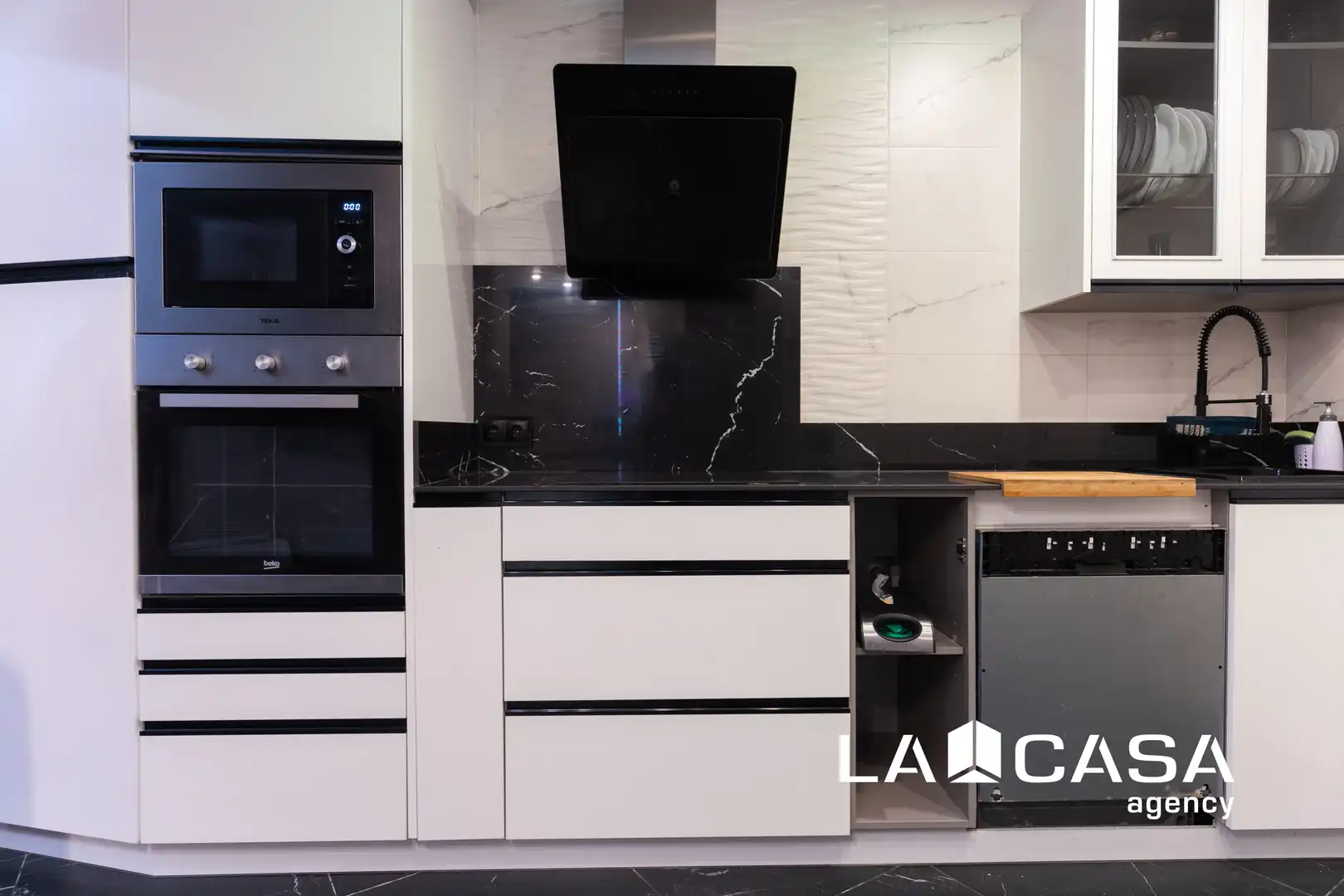 Kitchen of Houses for sale in Dos Hermanas  with Air Conditioner, Terrace and Storage room