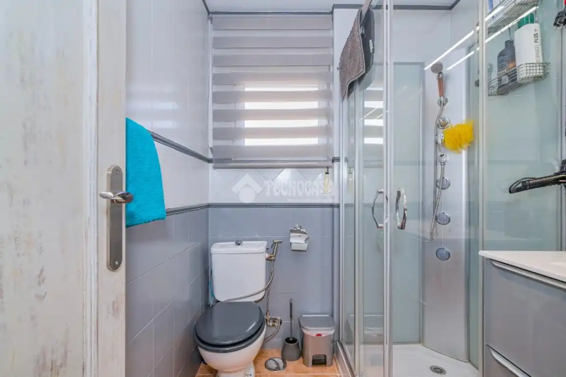Bathroom of Flat for sale in Granada  with Air Conditioner