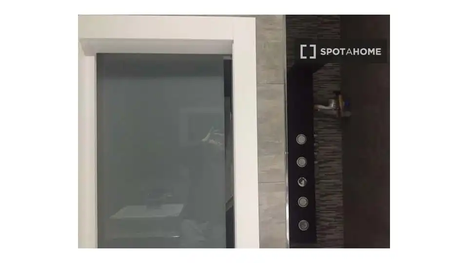 Bathroom of Flat for rent in Madrid  with Air Conditioner, Heating and Furnished