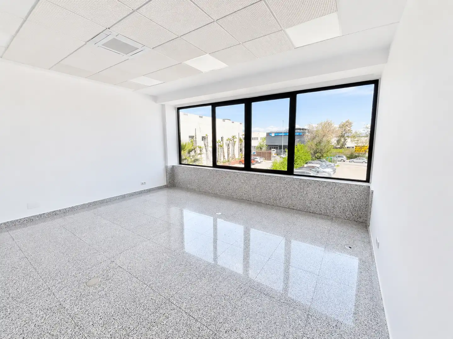 Büro zur Miete in Las Rozas de Madrid mit Klimaanlage, Heizung und Terrasse
