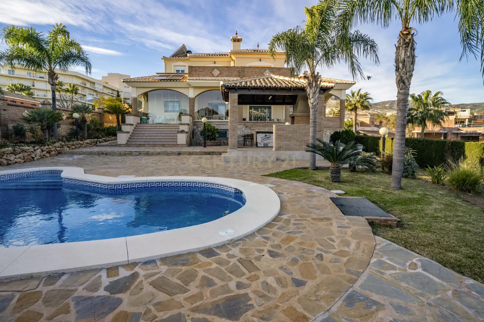 Vista exterior de Casa o xalet en venda en Benalmádena amb Aire condicionat, Jardí privat i Traster