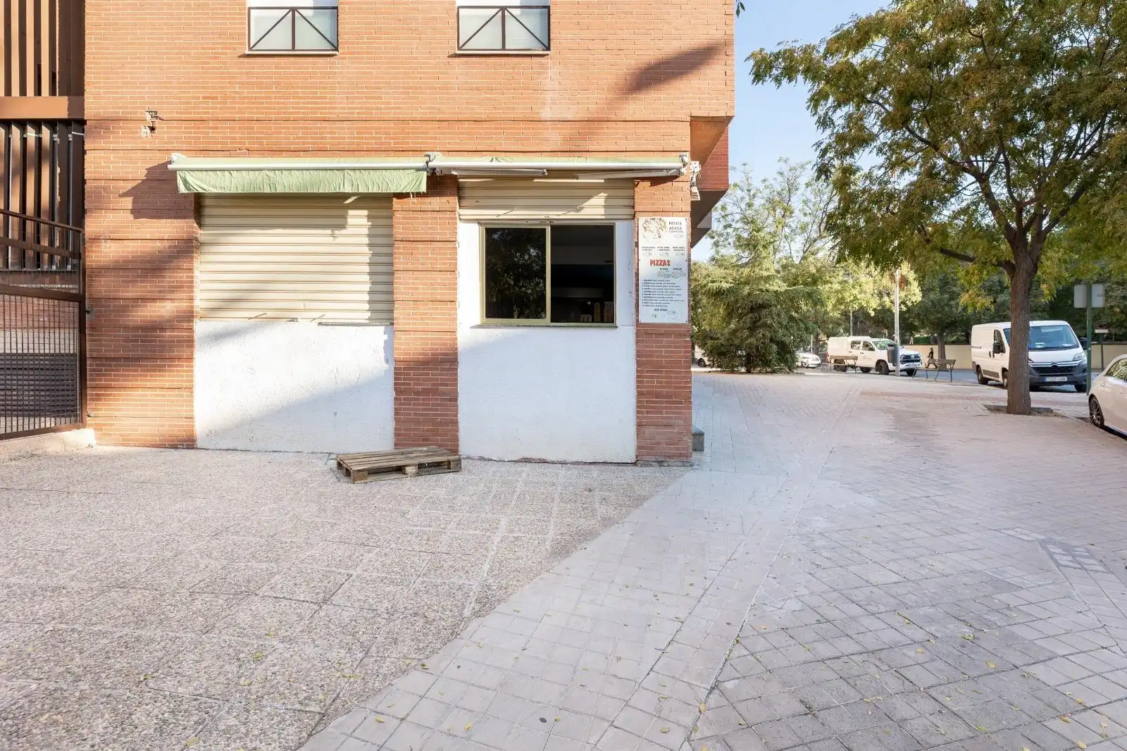 Vista exterior de Local en venta en Granada