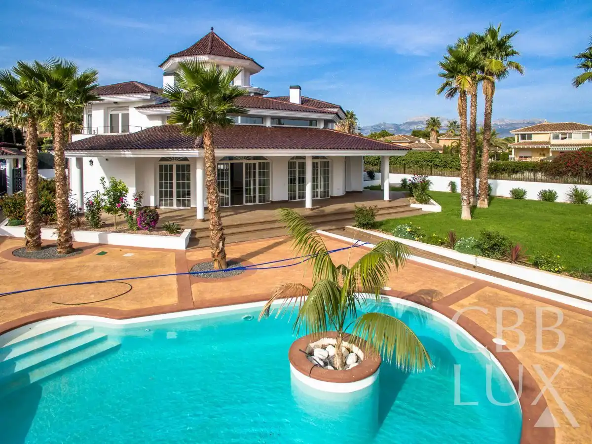 Chalet con terraza en venta en Pueblo - Urbanizaciones