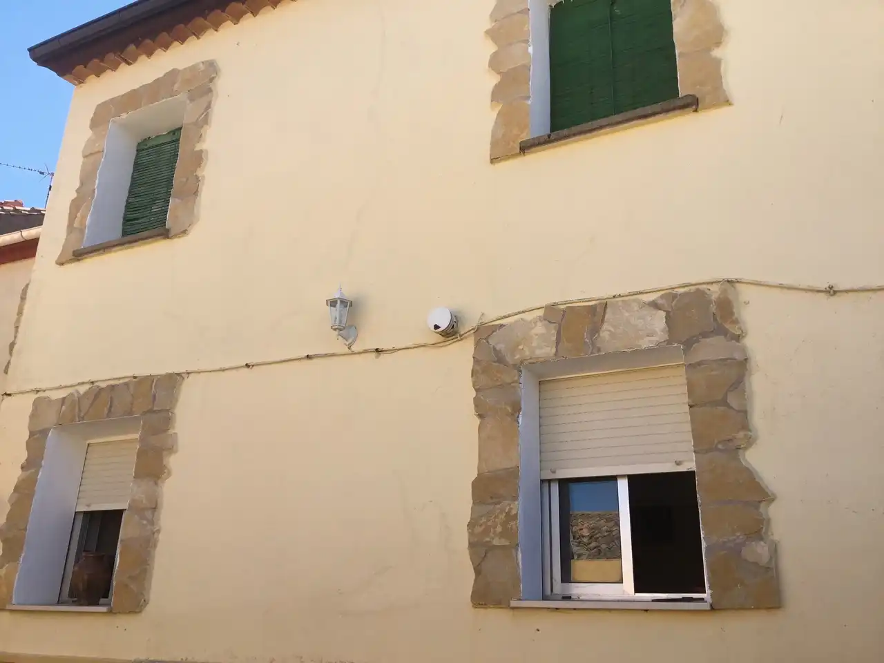 Vista exterior de Casa adosada en venda en Villamayor de los Montes amb Calefacció, Parquet i Moblat