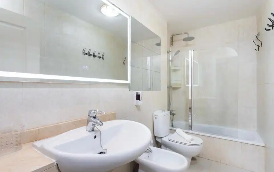 Bany de Casa o xalet en venda en Adeje amb Jardí privat, Terrassa i Moblat