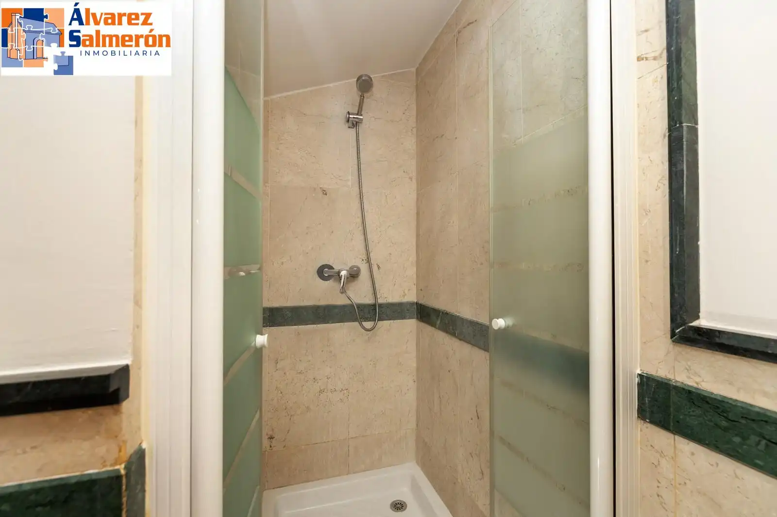 Baño de Casa adosada en venta en Granada con Aire acondicionado, Calefacción y Terraza
