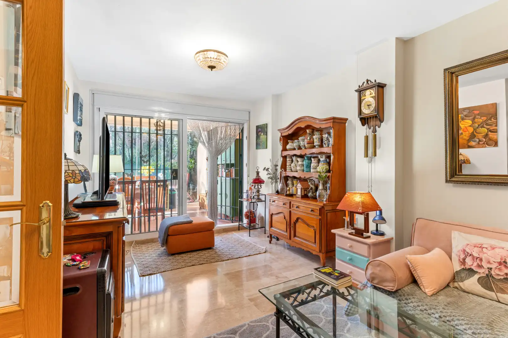 Sala d'estar de Planta baixa en venda en Marbella amb Aire condicionat, Jardí privat i Terrassa