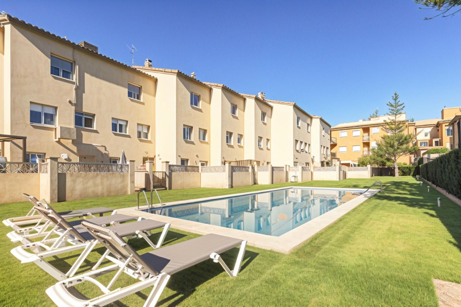 Piscina de Casa adosada en venda en Palamós amb Aire condicionat, Calefacció i Terrassa