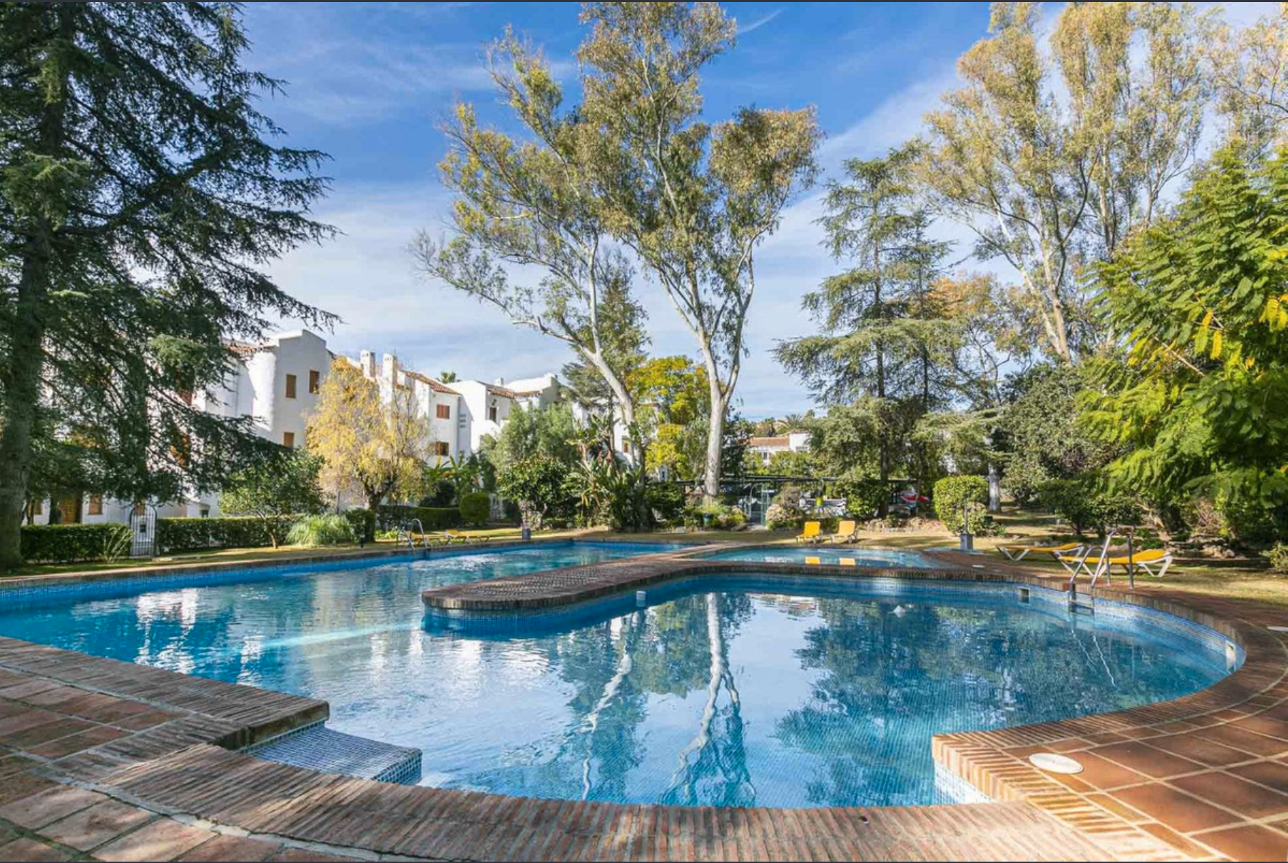 Jardí de Pis en venda en Marbella amb Aire condicionat, Terrassa i Moblat