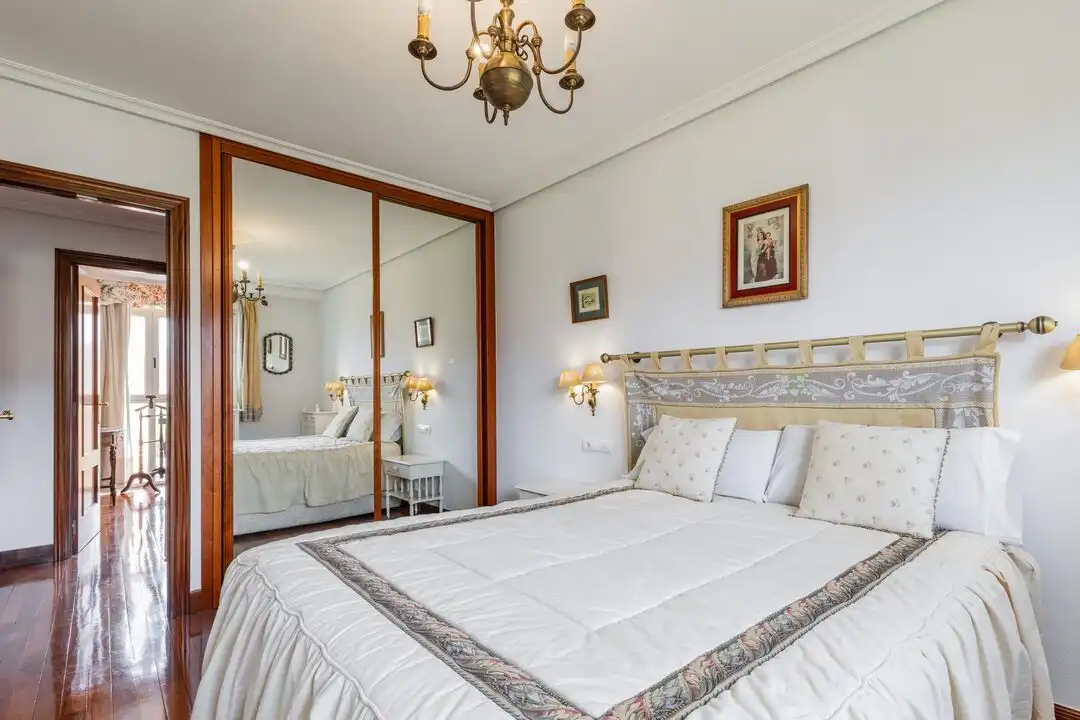 Schlafzimmer von Wohnung zum Verkauf in Irun  mit Heizung
