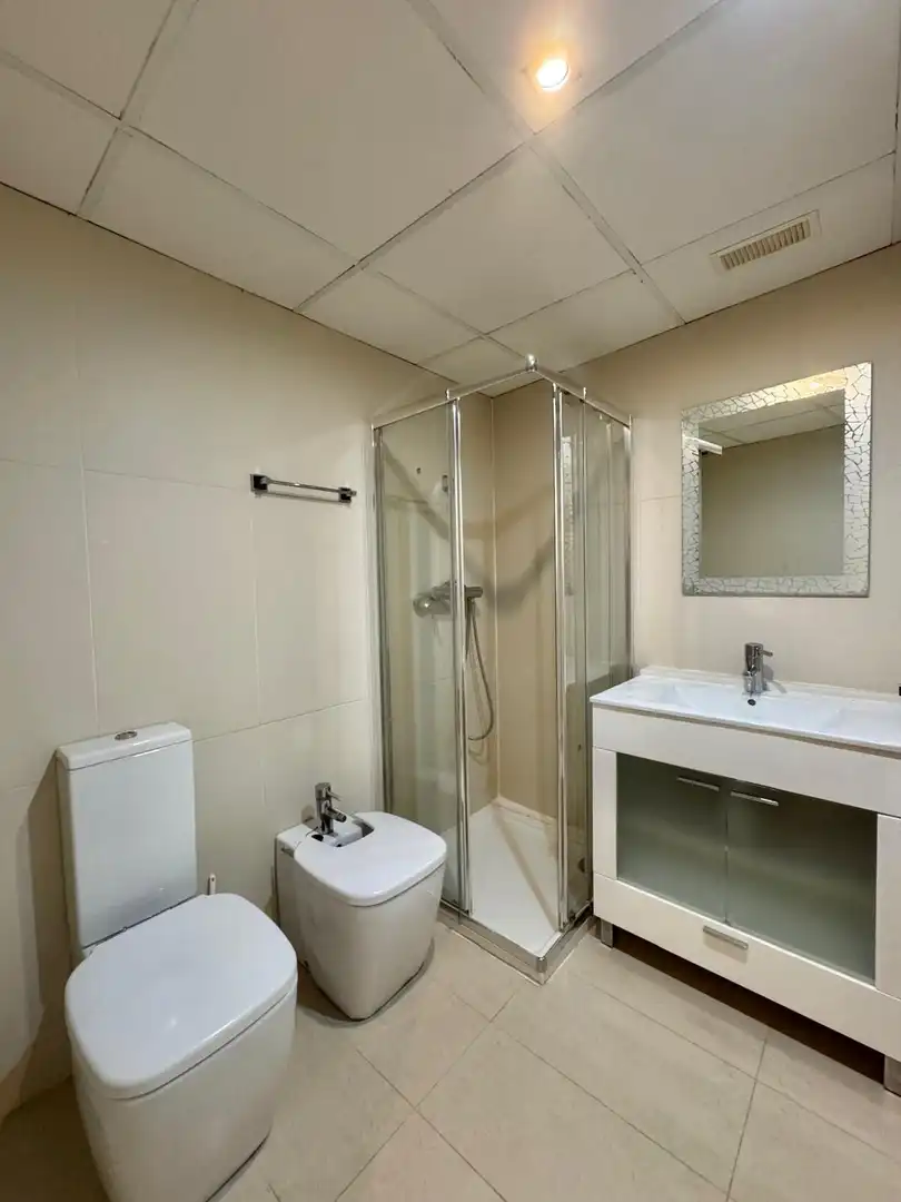 Baño de Piso de alquiler en Valencia con Aire acondicionado, Calefacción y Amueblado