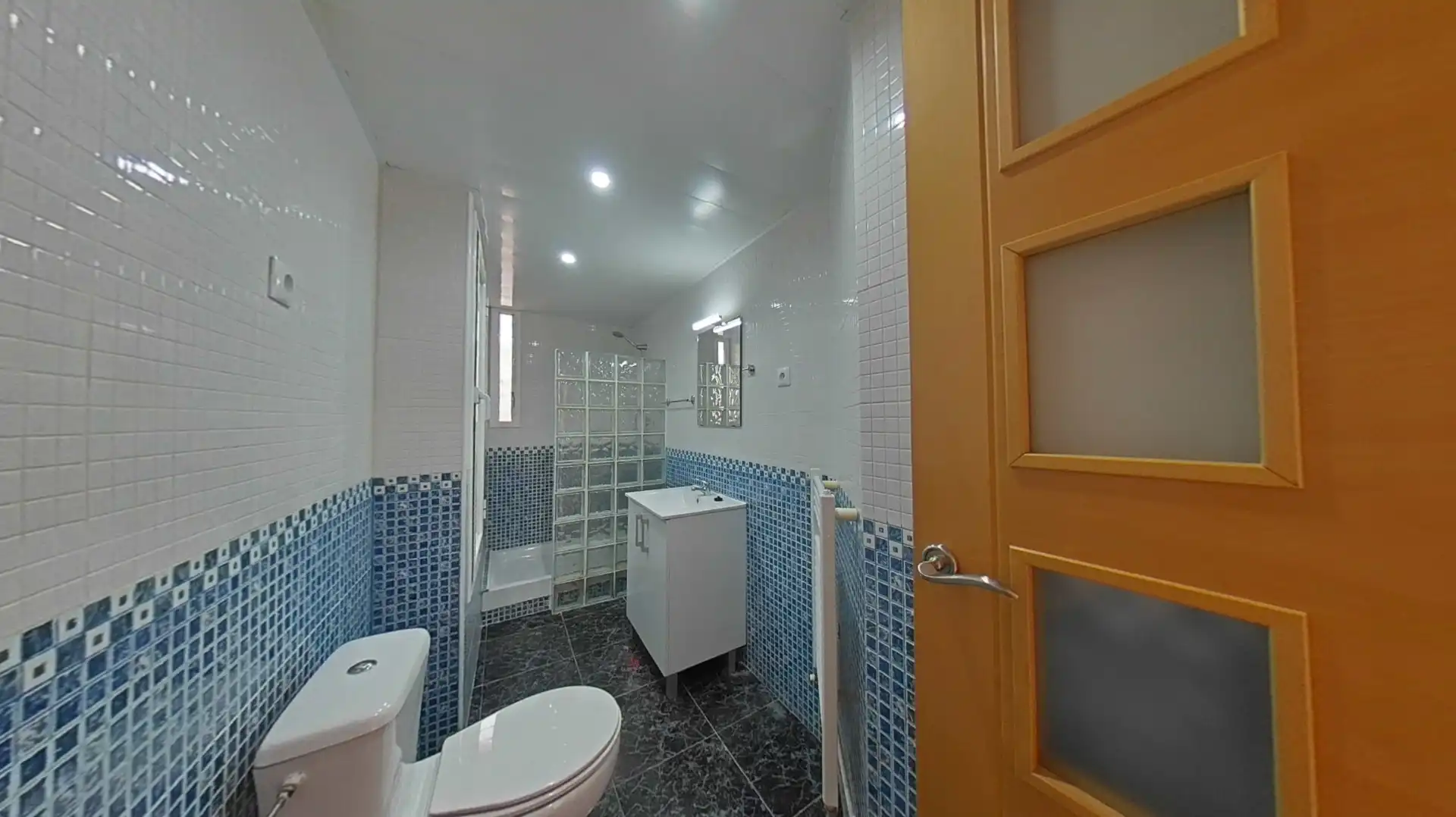 Bathroom of Flat for sale in L'Hospitalet de Llobregat  with Air Conditioner and Heating