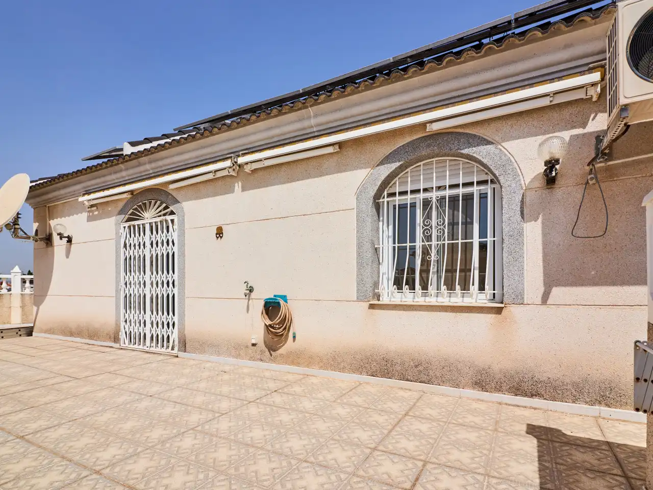 Vista exterior de Casa o xalet en venda en Torrevieja amb Aire condicionat, Calefacció i Jardí privat