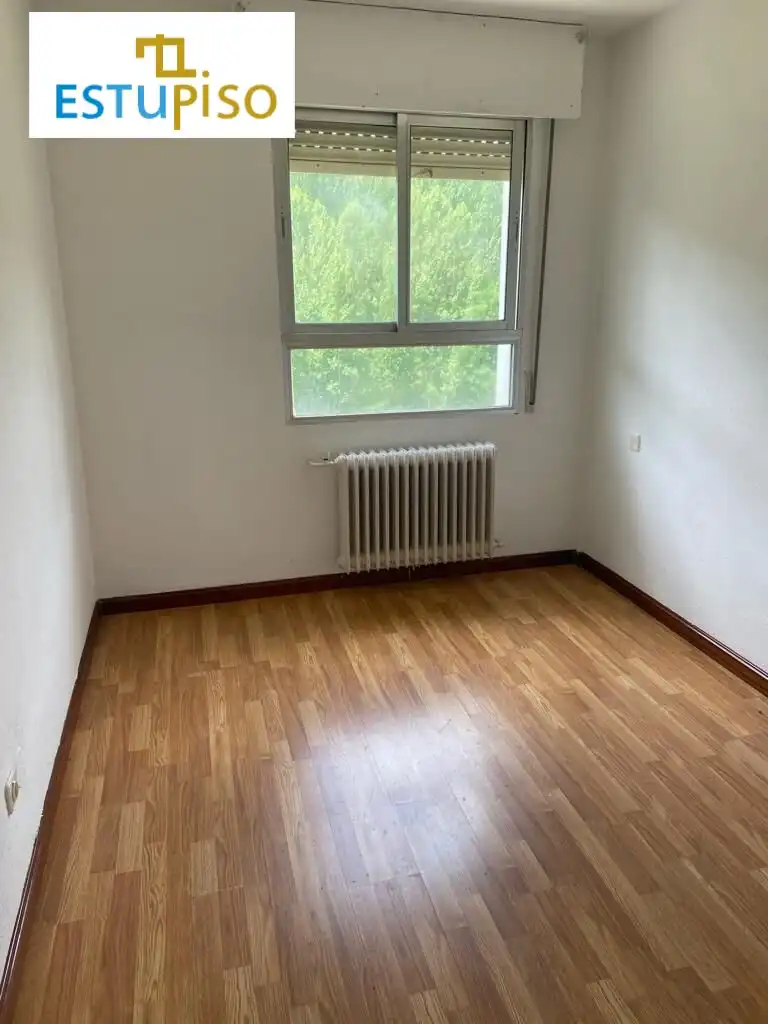 Schlafzimmer von Geschaftsraum zum Verkauf in Matallana de Torío mit Möbliert