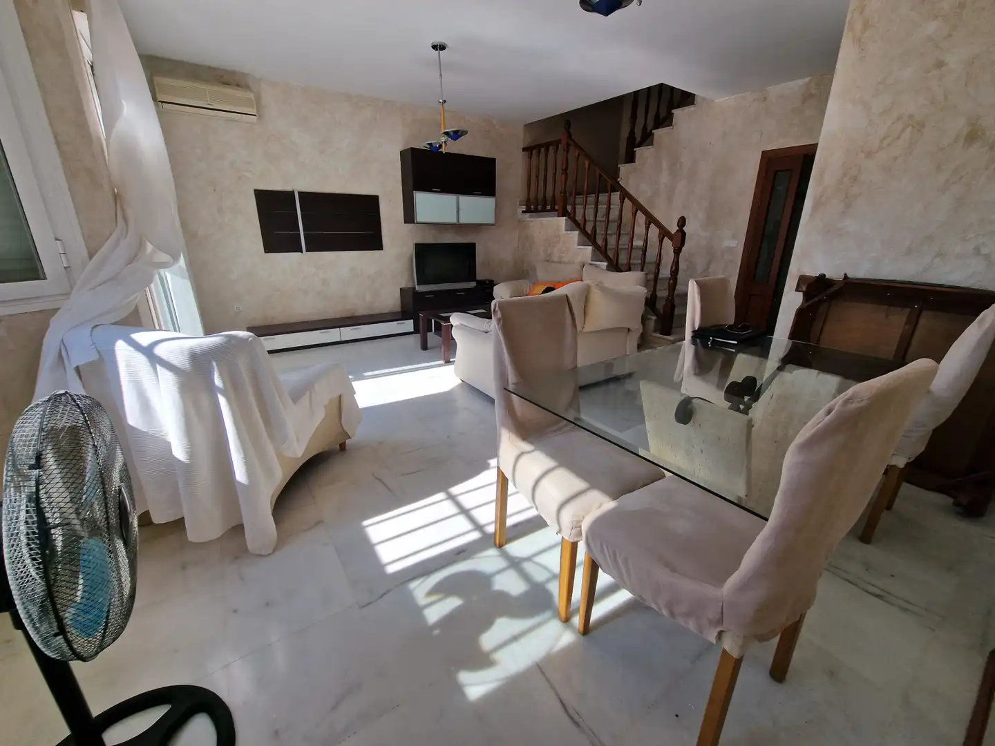 Sala d'estar de Casa adosada en venda en Espartinas amb Aire condicionat, Calefacció i Jardí privat