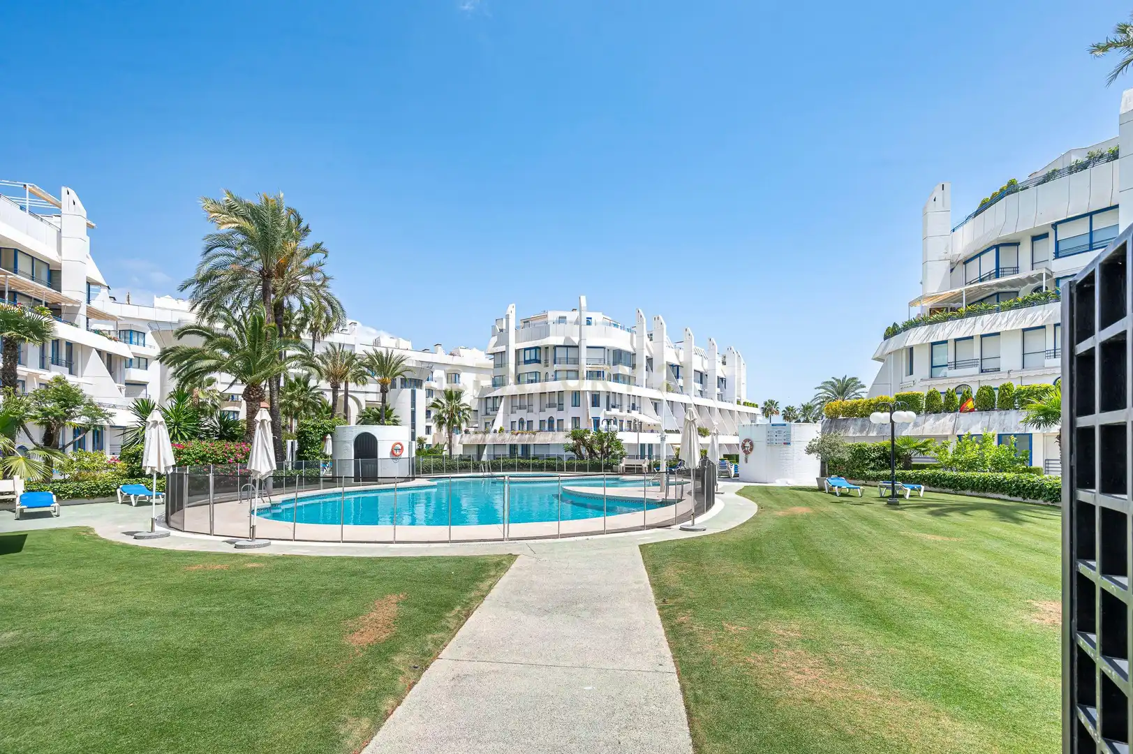 Vista exterior de Dúplex en venta en Marbella con Aire acondicionado, Jardín privado y Trastero