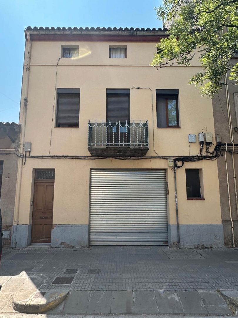 Vista exterior de Casa adosada en venda en Manresa amb Calefacció, Terrassa i Balcó