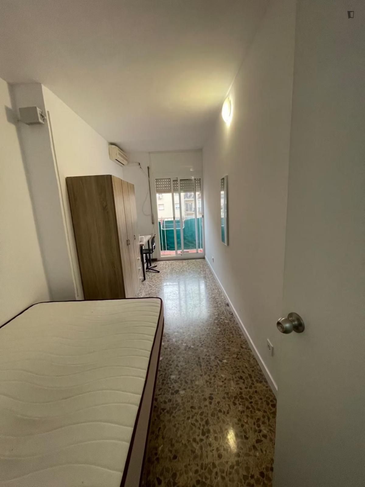 Dormitori de Apartament per a compartir en  Barcelona Capital amb Moblat, Rentadora i Balcó