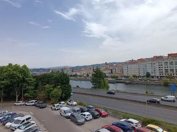 Vista exterior de Pis en venda en Pontevedra Capital  amb Calefacció i Parquet