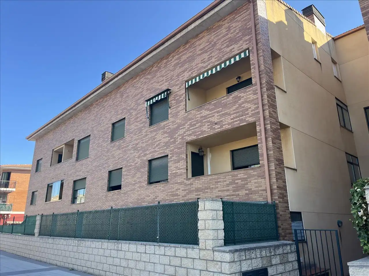 Vista exterior de Dúplex en venda en El Tiemblo  amb Traster i Balcó