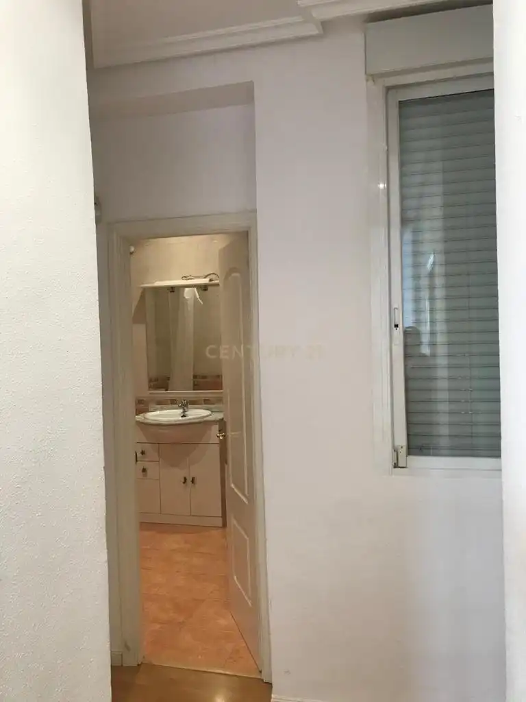 Bany de Apartament de lloguer en Madrid amb Aire condicionat, Forn i Rentadora