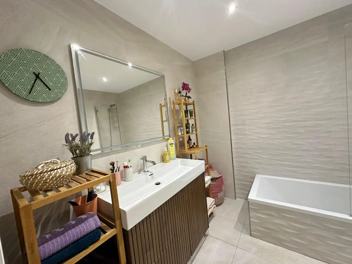 Badezimmer von Einfamilien-Reihenhaus zum Verkauf in Los Barrios mit Klimaanlage, Heizung und Privatgarten