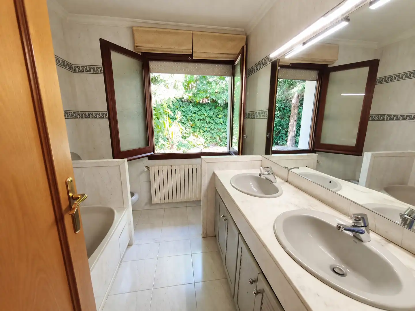 Bany de Casa o xalet de lloguer en Girona amb Aire condicionat, Calefacció i Jardí privat