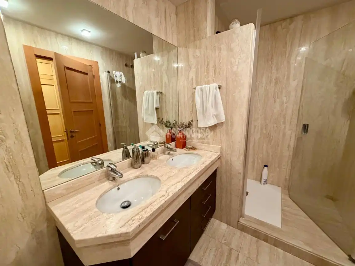 Badezimmer von Wohnung zum Verkauf in León Capital  mit Klimaanlage und Heizung