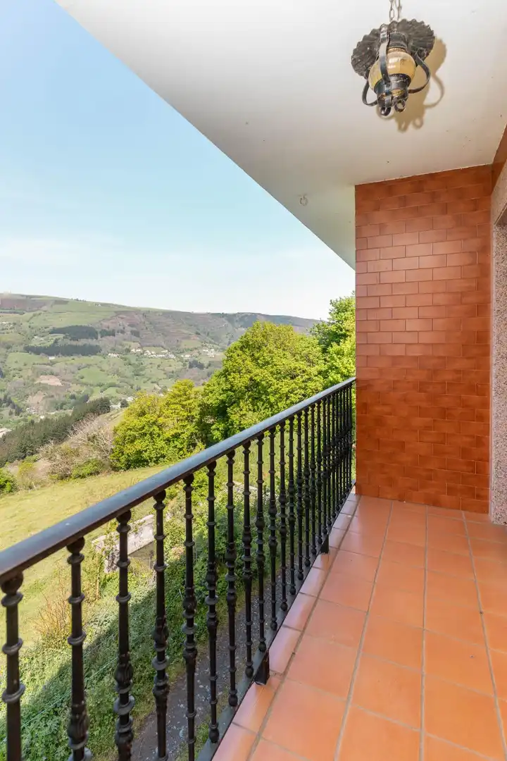 Terrassa de Casa o xalet en venda en Cangas del Narcea amb Calefacció, Terrassa i Moblat