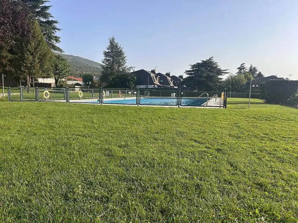 Piscina de Casa adosada en venta en El Escorial con Calefacción, Jardín privado y Parquet