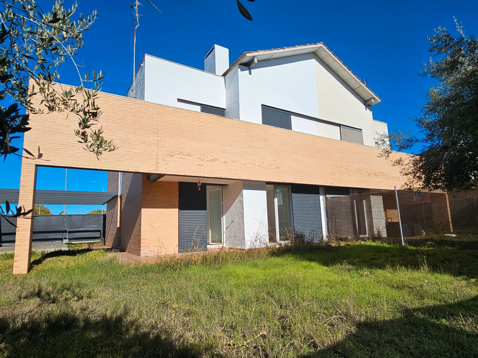 Vista exterior de Casa adosada en venda en Espartinas amb Calefacció, Jardí privat i Terrassa