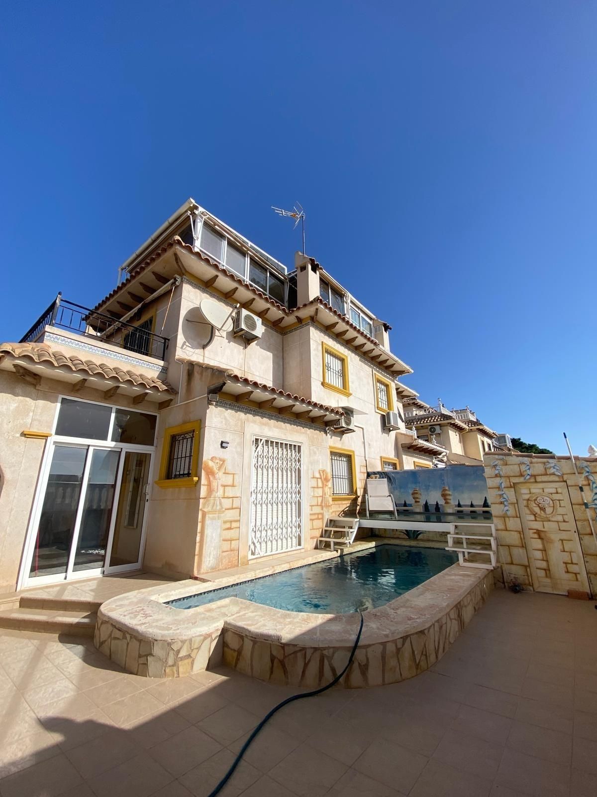 Vista exterior de Casa adosada en venda en Orihuela amb Jardí privat, Piscina i Piscina comunitària